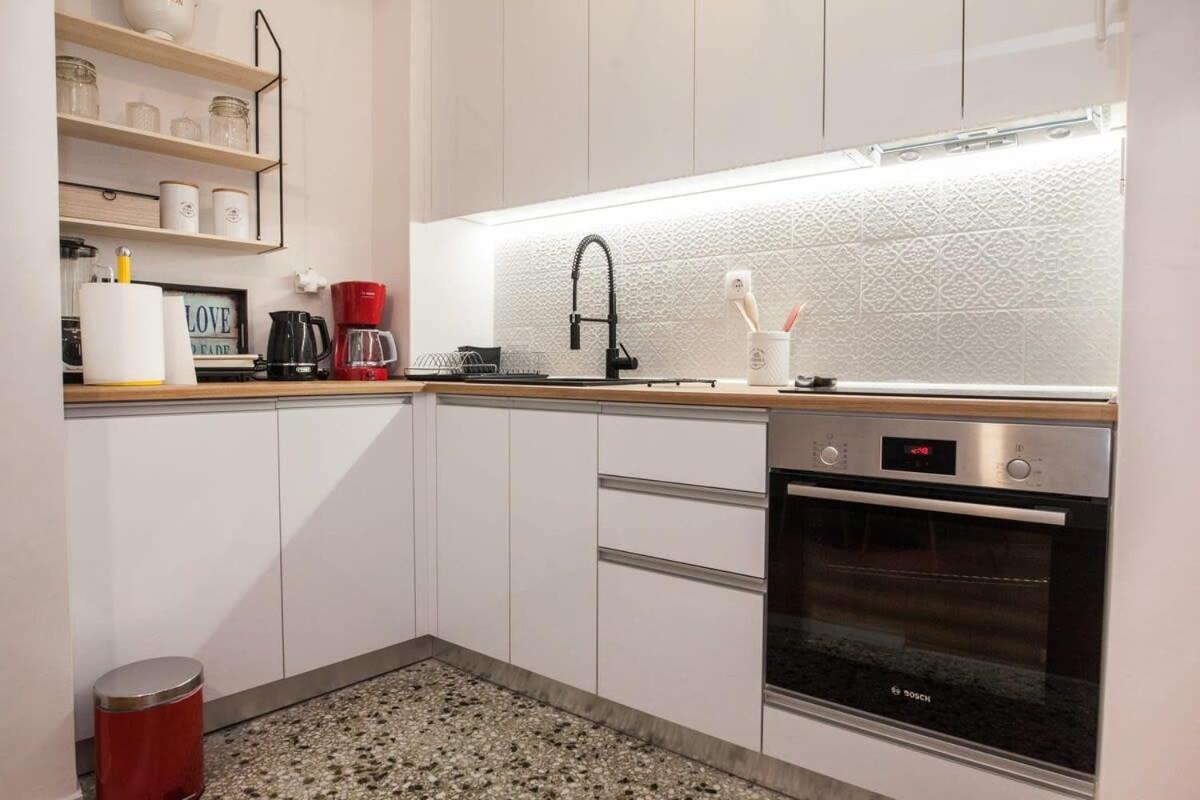 Contemporary Stylish Apartment Located Near Metaxourgeio Area Афины Экстерьер фото